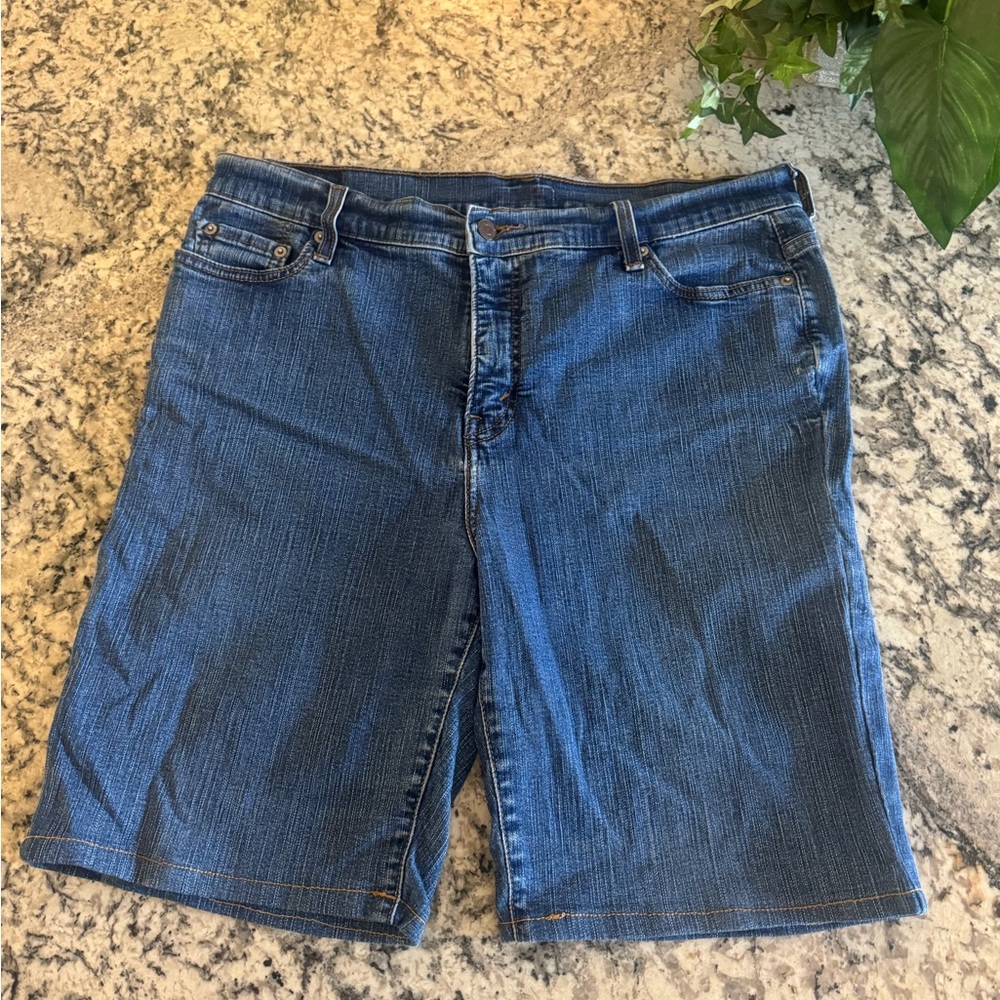 Levi’s Denim 9” Jean Shorts Women’s Size 16 - Picture 2 of 16